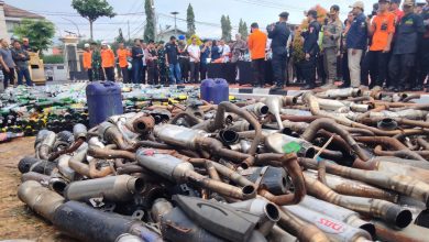 Lebaran Nyaman, Ribuan Botol Miras dan Knalpot Brong Dimusnahkan Polres Sumedang
