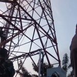 Geger Seorang Pria di Sumedang Panjat Tower Provider 60 meter