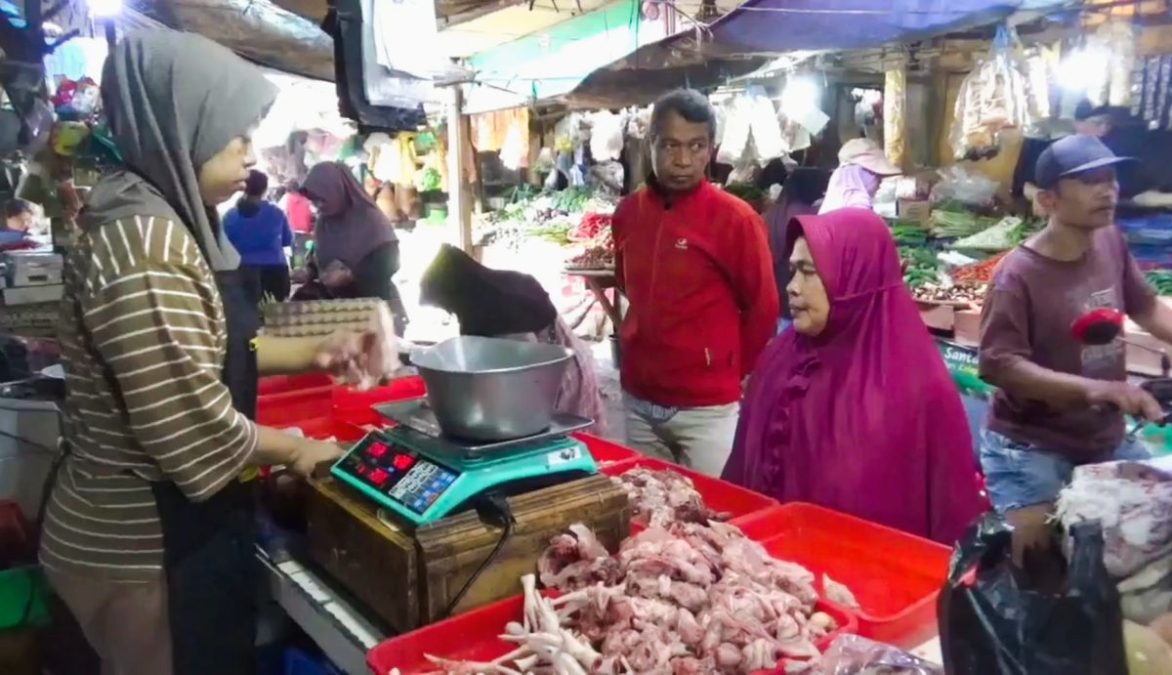 Harga Daging Ayam Potong di Pasar Sumedang Merangkak Naik