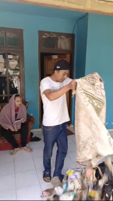 Kala Halaman Rumah Warga di Sumedang Dipenuhi Sampah, Ini Penyebabnya