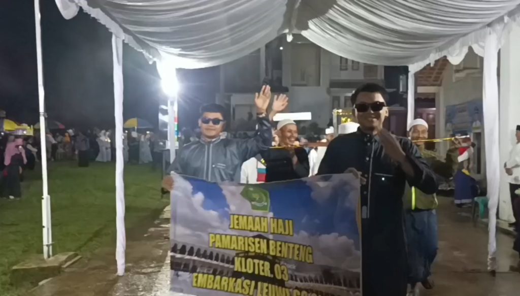 Meski Sempat Diguyur Hujan, Ribuan Warga se-Desa Mekarjaya Antusias Ikuti Pawai Obor