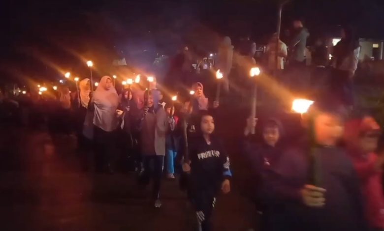 Meski Sempat Diguyur Hujan, Ribuan Warga se-Desa Mekarjaya Antusias Ikuti Pawai Obor