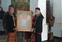 Pj Bupati Yudia Ramli Terima Silsilah Karaton Sumedang Larang