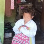 Siswa SD di Sumedang Pakai Seragam Bekas Kakaknya, Kisahnya Bikin Haru