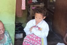 Siswa SD di Sumedang Pakai Seragam Bekas Kakaknya, Kisahnya Bikin Haru