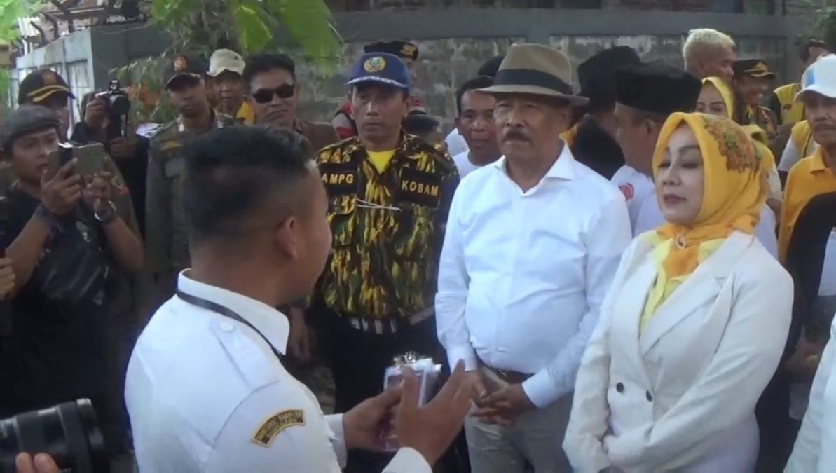Bos Persib Dampingi Paslon Eni-Ridwan Daftar Pilbup ke KPU Sumedang
