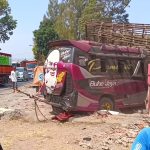 Diduga Pecah Ban, Mobil Elf Seruduk Warung Nasi di Sumedang