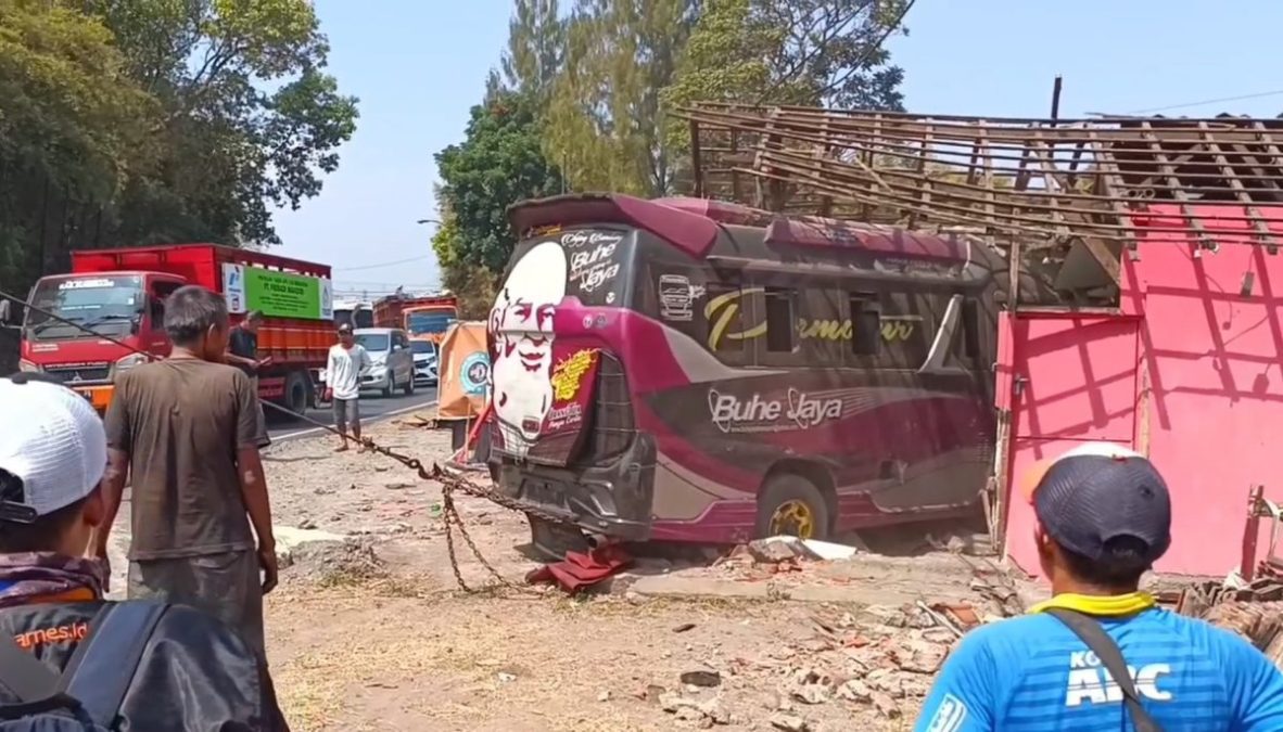 Diduga Pecah Ban, Mobil Elf Seruduk Warung Nasi di Sumedang