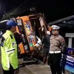 Diduga Sopir Mengantuk, Truk Pengangkut Pasir Terguling
