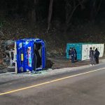 Hilang Kendali, Truk Boks Tabrak Fuso Hingga Terbalik di Cadas Pangeran