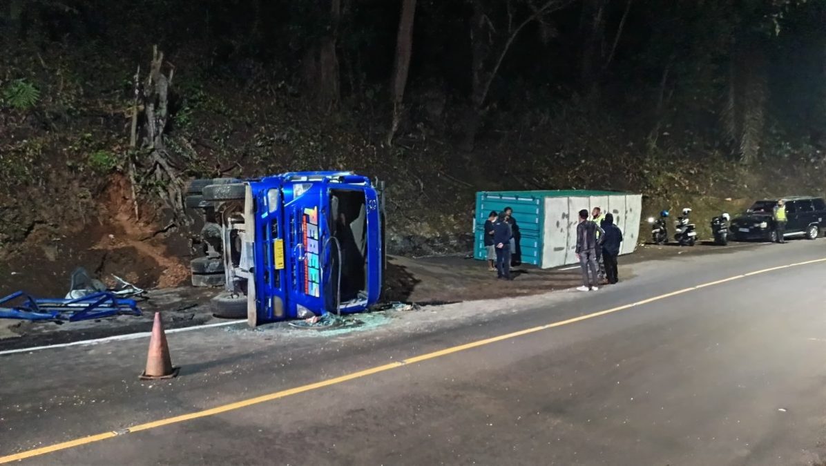 Hilang Kendali, Truk Boks Tabrak Fuso Hingga Terbalik di Cadas Pangeran