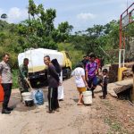 Kemarau Panjang, Koramil 1014 Cimanggung Distribusikan Air Bersih Kepada Warga
