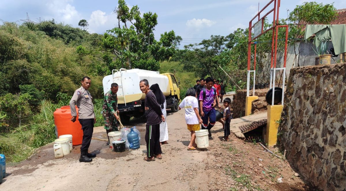 Kemarau Panjang, Koramil 1014 Cimanggung Distribusikan Air Bersih Kepada Warga