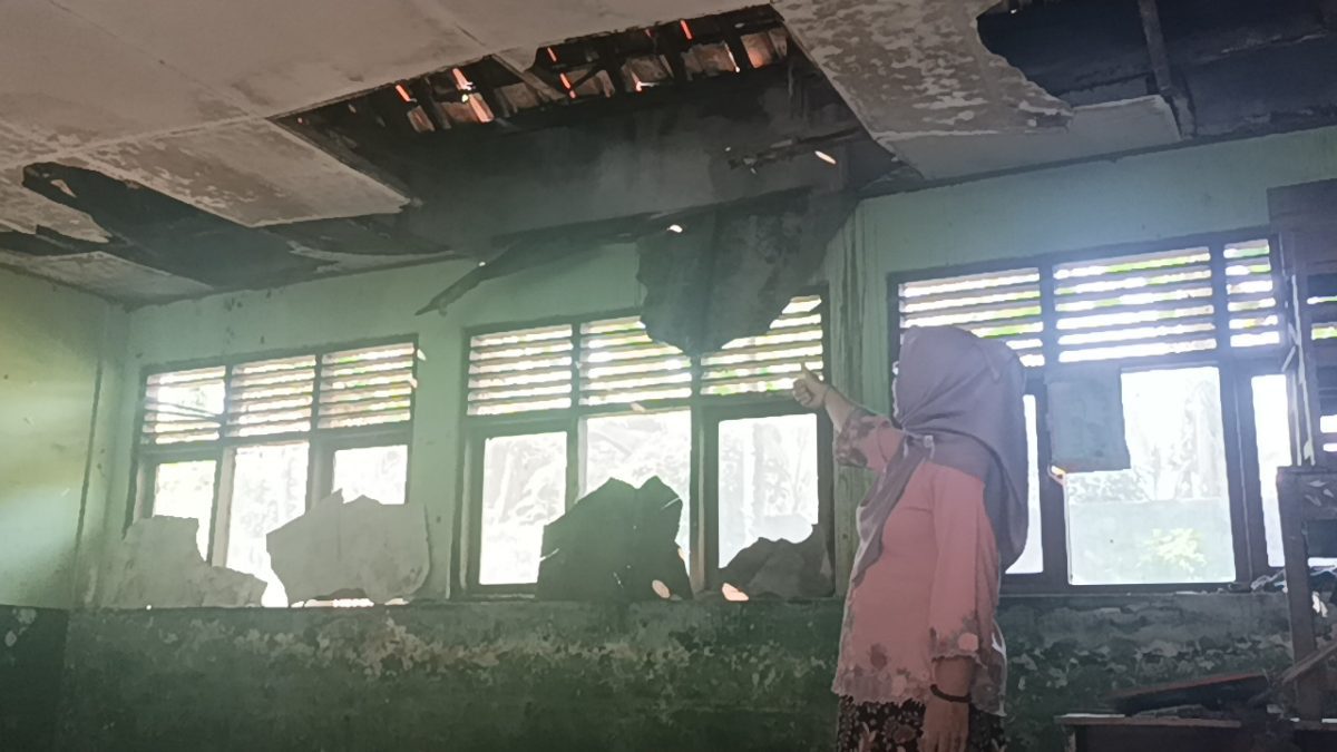 Miris! Dua Ruangan Kelas SDN Sindang III Sumedang Rusak, KBM Dijalankan Dua Shift