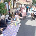 Warga Desa Margamekar Ucap Syukur dengan Cara Makan Bersama Diatas Jalan Hotmix