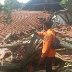 Rumah Sepasang Lansia di Sumedang Ambruk Usai Diguyur Hujan Deras