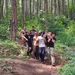 Petugas Gabungan Evakuasi Pendaki Gunung Tampomas yang Kelelahan
