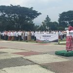 ASN di Sumedang Berpartisipasi Pecahkan Rekor MURI Pemakaian Sarung Tenun Terbanyak