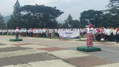 ASN di Sumedang Berpartisipasi Pecahkan Rekor MURI Pemakaian Sarung Tenun Terbanyak