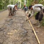10 Tahun Tidak Diperbaiki, Warga Desa Cimarga Cisitu Patungan Perbaiki Jalan Kabupaten yang rusak