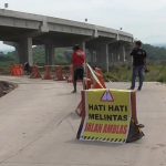 Tergerus Longsor, Jalan Penghubung Dua Kecamatan di Sumedang Terancam Putus
