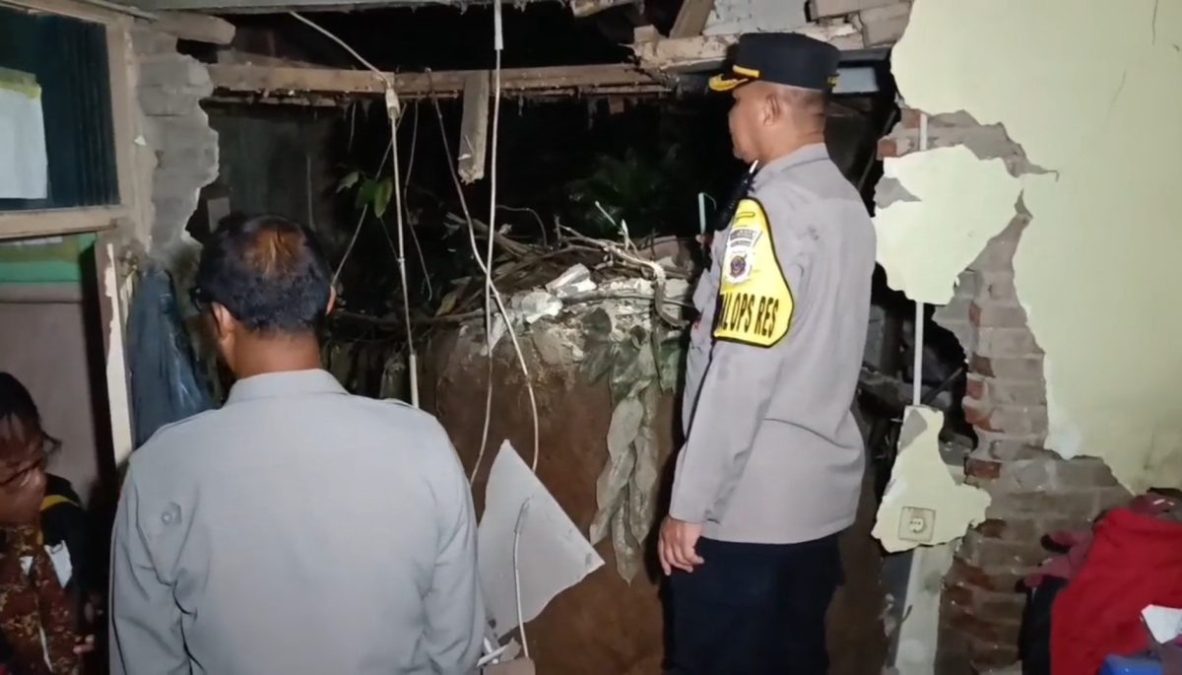 Batu Berukuran Besar di Sumedang Longsor Timpa Rumah Hingga Hancur