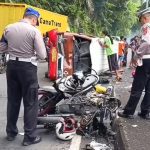 Mobil Angkot Diduga Oleng Hingga Terguling dan Tabrak 2 Motor di Cadas Pangeran