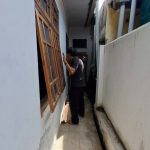 Densus 88 Amankan Terduga Teroris di Majalengka, Sita Berkas dan Dokumen JURNAL SUMA.COM, MAJALENGKA - Tim Densus 88 Antiteror Polri mengamankan seorang terduga teroris di Kabupaten Majalengka, Jawa Barat pada Jumat (27/12/2024) malam. Salah satu terduga teroris yang diamankan itu adalah pria berinisial AR. Selain penangkapan, petugas juga melakukan penggeledahan di rumah terduga yang berada di kawasan Komplek Ciasih, RT 02 RW 06, Kelurahan Majalengka Wetan, Kecamatan Majalengka, Kabupaten Majalengka. Ketua RT Kompleks Ciasih, Yanyan menjelaskan bahwa meskipun AR adalah warga setempat, kehidupan pribadi terduga teroris itu tidak mencurigakan. AR diketahui tidak banyak bergaul dengan warga sekitar dan sering pergi ke Tasikmalaya untuk bekerja. . "Menurut informasi yang saya terima, AR bekerja sebagai pengajar di salah satu pesantren di Tasikmalaya," kata Yanyan. Selama penggeledahan, ditemukan seorang tamu dari luar Kabupaten Majalengka yang berinisial HD. Tamu tersebut diketahui berasal dari Tasikmalaya dan merupakan teman AR. "Waktu penggeledahan disini memang ada tamu dari luar Kabupaten Majalengka. Menurut informasi, tamu tersebut adalah orang Tasik temannya AR. Jadi penggerebekan disini memang mendapatkan satu orang terduga teroris diketahui berinisial HD dari Tasik," ucapnya. Yanyan menyebutkan bahwa AR tidak ditangkap di rumahnya, melainkan sebelum penggerebekan di lokasi, aparat telah menangkap AR. Sementara itu, tamu yang berada di rumah AR saat penggeledahan, HD turut diamankan oleh petugas. "Waktu penggeledahan atau penggerebekan oleh tim Densus itu keberadaan AR saya kurang tahu. Tapi menurut informasi yang didapat itu sudah ditangkap duluan oleh petugas bukan di rumah ini. AR itu tidak ditangkap di rumahnya tapi yang di tangkap dirumahnya itu adalah tamu berinisial HD yang berasal dari Tasikmalaya," ujarnya. Proses penggeledahan berlangsung selama kurang lebih dua jam, dimulai pukul 23.00 WIB dan berakhir sekitar pukul 01.30 WIB. Menurut Yanyan, yang dibawa oleh petugas adalah berkas-berkas dan dokumen, namun tidak ditemukan bahan peledak di lokasi. Hanya beberapa benda seperti kembang api yang diamankan. "Kalau seperti bahan peledak tidak ada hanya semacam kembang api yang diamankan, karena saya kurang tahu secara detail apa saja yang diamankan kalau bahan peledak tidak ada," ungkapnya. Yanyan juga mengimbau warga untuk lebih waspada terhadap tamu yang datang dari luar daerah, terutama yang tidak dikenal. "Saya mengimbau warga untuk segera melapor ke RT/RW setempat jika ada tamu dari luar. Dengan demikian, kejadian seperti ini bisa dicegah di masa depan," ucap Yanyan. Sementara itu, salah satu warga lainnya, Sabur Subekti menyatakan bahwa AR sering kedatangan tamu yang berasal dari berbagai daerah, seperti Tasikmalaya, Bandung, dan Cianjur. Meskipun banyak tamu yang datang, warga tidak merasa curiga karena AR dikenal sebagai orang yang baik dan tidak ada yang mencurigakan dari aktivitas sehari-harinya. "Kalau yang sering datang ke sini kadang-kadang 3 orang atau 7 orang tidak dikenal. Yang menempati rumah ini AR sebagi yang punya rumah, kalau profesi nya saya tidak tahu katanya sebagai guru agama di pesantren di Tasikmalaya," katanya. Pasca kejadian ini, kondisi di lingkungan tersebut kembali kondusif. Warga merasa tenang dan tidak ada masalah besar yang timbul setelah penggerebekan tersebut. Usai pengerebekan rumah terduga teroris, masih dijaga ketat pihak kepolisian dari Polres Majalengka.