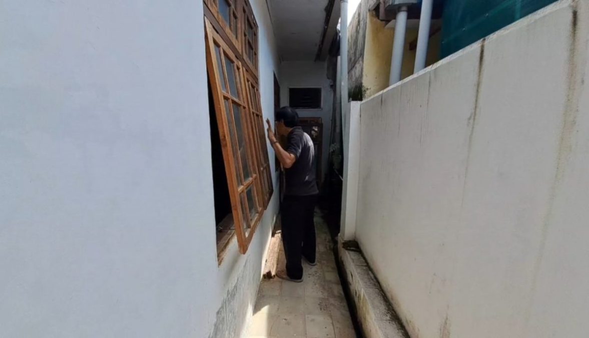 Densus 88 Amankan Terduga Teroris di Majalengka, Sita Berkas dan Dokumen JURNAL SUMA.COM, MAJALENGKA - Tim Densus 88 Antiteror Polri mengamankan seorang terduga teroris di Kabupaten Majalengka, Jawa Barat pada Jumat (27/12/2024) malam. Salah satu terduga teroris yang diamankan itu adalah pria berinisial AR. Selain penangkapan, petugas juga melakukan penggeledahan di rumah terduga yang berada di kawasan Komplek Ciasih, RT 02 RW 06, Kelurahan Majalengka Wetan, Kecamatan Majalengka, Kabupaten Majalengka. Ketua RT Kompleks Ciasih, Yanyan menjelaskan bahwa meskipun AR adalah warga setempat, kehidupan pribadi terduga teroris itu tidak mencurigakan. AR diketahui tidak banyak bergaul dengan warga sekitar dan sering pergi ke Tasikmalaya untuk bekerja. . "Menurut informasi yang saya terima, AR bekerja sebagai pengajar di salah satu pesantren di Tasikmalaya," kata Yanyan. Selama penggeledahan, ditemukan seorang tamu dari luar Kabupaten Majalengka yang berinisial HD. Tamu tersebut diketahui berasal dari Tasikmalaya dan merupakan teman AR. "Waktu penggeledahan disini memang ada tamu dari luar Kabupaten Majalengka. Menurut informasi, tamu tersebut adalah orang Tasik temannya AR. Jadi penggerebekan disini memang mendapatkan satu orang terduga teroris diketahui berinisial HD dari Tasik," ucapnya. Yanyan menyebutkan bahwa AR tidak ditangkap di rumahnya, melainkan sebelum penggerebekan di lokasi, aparat telah menangkap AR. Sementara itu, tamu yang berada di rumah AR saat penggeledahan, HD turut diamankan oleh petugas. "Waktu penggeledahan atau penggerebekan oleh tim Densus itu keberadaan AR saya kurang tahu. Tapi menurut informasi yang didapat itu sudah ditangkap duluan oleh petugas bukan di rumah ini. AR itu tidak ditangkap di rumahnya tapi yang di tangkap dirumahnya itu adalah tamu berinisial HD yang berasal dari Tasikmalaya," ujarnya. Proses penggeledahan berlangsung selama kurang lebih dua jam, dimulai pukul 23.00 WIB dan berakhir sekitar pukul 01.30 WIB. Menurut Yanyan, yang dibawa oleh petugas adalah berkas-berkas dan dokumen, namun tidak ditemukan bahan peledak di lokasi. Hanya beberapa benda seperti kembang api yang diamankan. "Kalau seperti bahan peledak tidak ada hanya semacam kembang api yang diamankan, karena saya kurang tahu secara detail apa saja yang diamankan kalau bahan peledak tidak ada," ungkapnya. Yanyan juga mengimbau warga untuk lebih waspada terhadap tamu yang datang dari luar daerah, terutama yang tidak dikenal. "Saya mengimbau warga untuk segera melapor ke RT/RW setempat jika ada tamu dari luar. Dengan demikian, kejadian seperti ini bisa dicegah di masa depan," ucap Yanyan. Sementara itu, salah satu warga lainnya, Sabur Subekti menyatakan bahwa AR sering kedatangan tamu yang berasal dari berbagai daerah, seperti Tasikmalaya, Bandung, dan Cianjur. Meskipun banyak tamu yang datang, warga tidak merasa curiga karena AR dikenal sebagai orang yang baik dan tidak ada yang mencurigakan dari aktivitas sehari-harinya. "Kalau yang sering datang ke sini kadang-kadang 3 orang atau 7 orang tidak dikenal. Yang menempati rumah ini AR sebagi yang punya rumah, kalau profesi nya saya tidak tahu katanya sebagai guru agama di pesantren di Tasikmalaya," katanya. Pasca kejadian ini, kondisi di lingkungan tersebut kembali kondusif. Warga merasa tenang dan tidak ada masalah besar yang timbul setelah penggerebekan tersebut. Usai pengerebekan rumah terduga teroris, masih dijaga ketat pihak kepolisian dari Polres Majalengka.