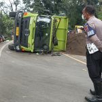 Truk Fuso Pengangkut Pasir Terguling di Paseh, Jalan Dikedua Arah Alami Kemacetan Panjang