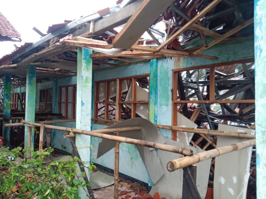 Atap Dua Ruangan SMP Negeri 1 Sindangwangi Majalengka Ambruk