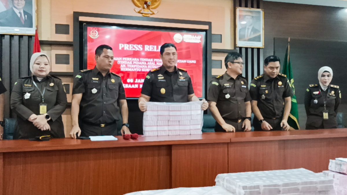 Kejari Sumedang Setorkan Uang Sitaan Hasil Tindak Pidana Pencucian Uang ke Kas Negara