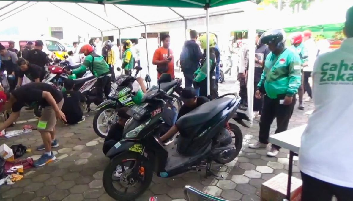 Ojol di Sumedang Dapatkan Makan dan Ganti Oli Gratis dari Baznas