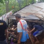 Rumah Panggung di Sumedang Ambruk Imbas Hujan dan Angin Kencang