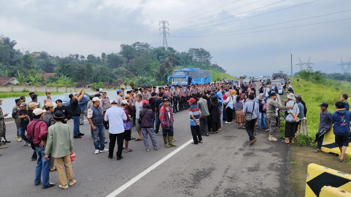 Warga Tiga Desa Berusaha Memasuki Jalan Tol Cisumdawu, Tuntut Ganti Rugi Lahan JURNAL SUMA.COM., SUMEDANG - Warga tiga desa yang terdampak pembangunan Tol Cisumdawu, yakni Desa Sirnamulya, Mulyasari, dan Girimukti Kecamatan Sumedang Utara, Kabupaten Sumedang, Jawa Barat, kembali melakukan aksi demo menuntut pembayaran ganti rugi, Rabu (26/2). Aksi kali ini bahkan sempat diwarnai aksi saling dorong antara petugas keamanan gabungan dengan massa aksi yang terdiri dari kalangan orangtua, termasuk kaum ibu-ibu. Pantauan di lokasi, aksi demo di KM 178 Dusun Binong Desa Sirnamulya ini diawali dengan pembentangan spanduk tuntutan. Selanjutnya warga langsung berupaya masuk ke badan jalan tol. Namun aksi warga yang berupaya menutup total ruas tol arah Bandung tersebut langsung diadang barikade petugas gabungan dari TNI/Polri, serta Satpol PP. Sejumlah warga bahkan sempat berhasil menerobos hingga jalan tertutup total. Namun Petugas berhasil mendesak massa aksi kembali ke bahu jalan, hingga akhirnya unjuk rasa dilakukan di sana. Salah seorang warga Desa Mulyasari yang terdampak tol, Dede Rohana mengatakan, di desa tersebut tercatat sebanyak 19 rumah hingga area persawahan yang terdampak. Sehingga, warga meminta kepada pemerintah hingga pihak terkait lainnya agar bidang tersebut bisa dibebaskan. "Semuanya ada 19 rumah sama sawah yang kena dampak. Harapannya sih pengen dibebasin sama pemerintah soalnya rumahnya juga pada rusak, pengennya secepatnya dibebasin. Kalau area persawahan itu kena longsor jadi tidak bisa ditanam apa-apa lagi udah banyak batu. Kalau normal dalam setahun bisa tiga kali panen," ujar Dede. Ia mengungkapkan, untuk pembebasan lahan sudah pernah ada pembahasan pada tahun lalu. Dalam pembahasan tersebut pihak terkait berjanji akan melakukan penetapan lokasi. Namun, hingga saat ini warga tidak mendapatkan kejelasan apapun terkait dengan tindak lanjut pembebasan lahan yang terdampak pembangunan. "Pernah ada pertemuan sama pihak terkait sama warga di tiga desa ini waktu di Desa Licin. Nah katanya dua Minggu setelah lebaran tahun kemarin ada penlok (penetapan lokasi) katanya dari beberapa bidang, tapi sampai sekarang tidak ada kabar lagi," tambah Dede. Disampaikan Dede, warga khususnya di tiga desa melakukan aksi demo karena mengaku sudah muak dengan tanpa adanya kejelasan soal pembebasan lahan ini maupun ganti rugi. "Iya sudah muak, soalnya demo bukan sekali dua kali, setiap demo ada BPN dama CKJT juga sama dari pemerintah cuman ya sampai dengan sekarang nggak jelas," imbuhnya. Aksi warga yang dilakukan sejak pagi hari tersebut akhirnya direspon oleh pihak terkait. Perwakilan dari CKJT serta PPK lahan Tol Cisumdawu pun tampak menemui massa unjuk rasa. Penanggungjawab lapangan PPK lahan Tol Cisumdawu, Wawan Eka Prasetya menyampaikan bahwa berlarut-larutnya proses pembebasan lahan di tiga desa tersebut lantaran kendala administrasi. "Kendala ini ada di administrasi, kendala berkas-berkas yang belum lengkap. Sebetulnya penlok sudah terbit pada dari gubernur tanggal 8 Mei 2024, sampai sekarang masih dalam proses permohonan pendelegasian dari BPN Kanwil. Untuk proses pendelegasian itu kami melengkapi berkas-berkas," kata Eka. Ia pun menjanjikan bahwa proses pelengkapan berkas akan dilakukan selambat-lambatnya minggu depan. "Dalam minggu ini kami akan melengkapi kekurangan tersebut. Setelah kami lengkapi kekurangan tersebut kami berharap surat pendelegasian bisa dilakukan ke BPN Sumedang," ucapnya. Sementara itu Kapolres Sumedang AKBP Joko Dwi Harsono memastikan bahwa meski warga melakukan unjuk rasa di jalan tol, namun arus lalu lintas tetap lancar. Menurut Kapolres, masyarakat berlaku kooperatif sehingga aksinya tidak mengganggu arus lalin Tol Cisumdawu. "Kami bersama TNI serta satuan pengamanan dari Pemda Sumedang memfasilitasi supaya warga melaksanakan niatnya berunjuk rasa menuntut haknya tapi juga tidak mengganggu ketertiban umum," imbuhnya. Usai melakukan unjuk rasa selama sekitar 4 jam, massa aksi kemudian membubarkan diri dengan tertib sekira pukul 12.10 WIB. Warga pun berharap aksi mereka kali ini diperhatikan oleh pemerintahan baru baik bupati, gubernur, hingga presiden, agar pembayaran ganti rugi segera terealisasi.