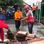 Petugas Gabungan Bersihkan Runtuhan Atap SDN Panyingkiran II, KBM Tetap Berjalan