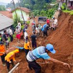 Hujan Deras Picu Longsor, Akses Jalan Kabupaten di Sumedang Tertutup