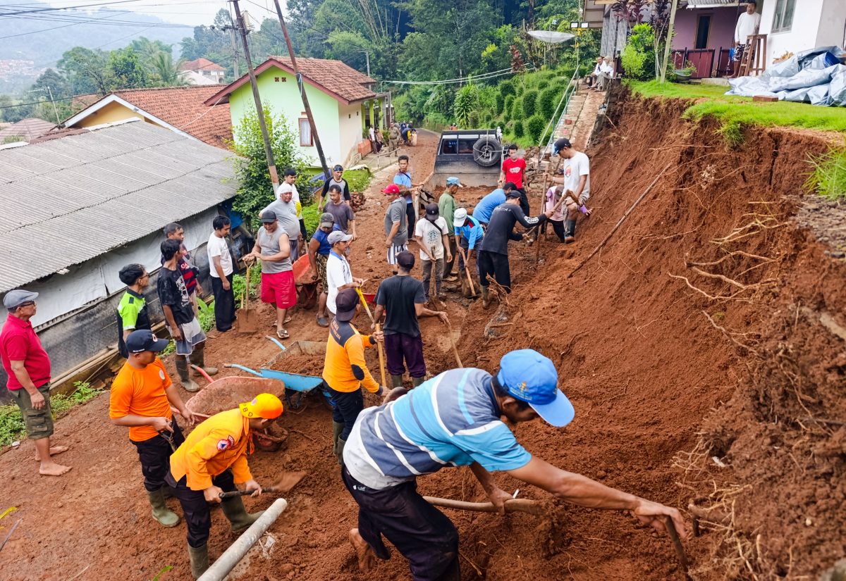 Hujan Deras Picu Longsor, Akses Jalan Kabupaten di Sumedang Tertutup