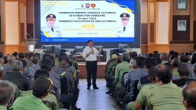 Tepati Janji Kampanye, Bupati Sumedang Serahkan Insentif untuk 7.314 Anggota Satlinmas