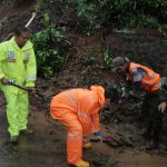 Ditengah Guyuran Hujan, Kapolres Sumedang Pimpin Pembersihan Material Longsor di Jalan Nasional