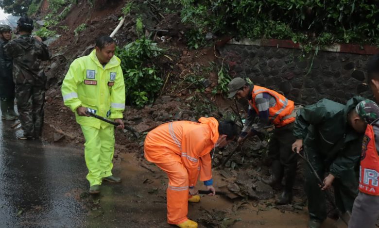 Ditengah Guyuran Hujan, Kapolres Sumedang Pimpin Pembersihan Material Longsor di Jalan Nasional