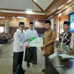 Bupati Sumedang Serahkan Zakat Mal ke BAZNas, Dorong Gerakan Pemberdayaan Sosial