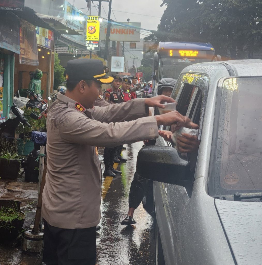 Indahnya Berbagi di Bulan Suci, Polres Sumedang Bagikan Takjil Gratis di Tengah Guyuran Hujan