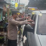 Indahnya Berbagi di Bulan Suci, Polres Sumedang Bagikan Takjil Gratis di Tengah Guyuran Hujan