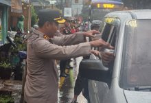 Indahnya Berbagi di Bulan Suci, Polres Sumedang Bagikan Takjil Gratis di Tengah Guyuran Hujan