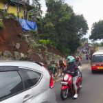 TPT di Sumedang Longsor Tutup Setengah Jalan Nasional, Arus Lalin Tersendat