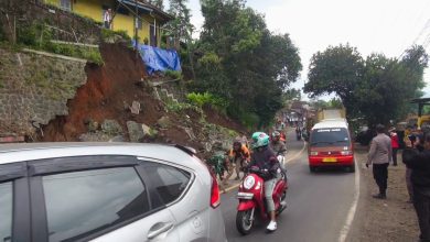 TPT di Sumedang Longsor Tutup Setengah Jalan Nasional, Arus Lalin Tersendat