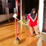 Pasca Banjir, Warga Cimanggung Fokus Bersihkan Lumpur di Dalam Rumah