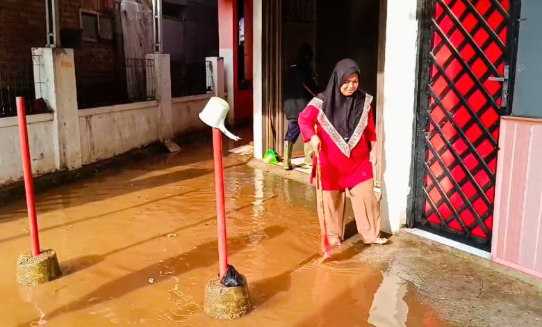 Pasca Banjir, Warga Cimanggung Fokus Bersihkan Lumpur di Dalam Rumah
