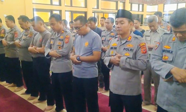 Jajaran Polres Sumedang Gelar Shalat Ghaib untuk Tiga Anggota Polri yang Gugur di Way Kanan Lampung